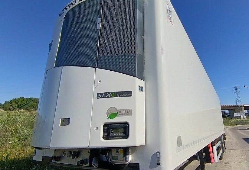 SEMIRREMOLQUE FRIGORIFICO FRC CON 2 EJES, EQUIPO DE FRIO THERMO KING SLXe, CARROCERIA SOR IBERICA, MMA 30.000 KG, CARGA UTIL 21.765 KG, SUSPENSION NEUMATICA, EQUIPADO CON EBS, INST. ELEC. BLINDADA, SISTEMA DIRECCIONAL, PROTECCION LATERAL, DEPOSITO AUXILIAR PARA EQUIPO DE FRIO. PLATAFORMA ELEVADORA DE 2.000 KG.