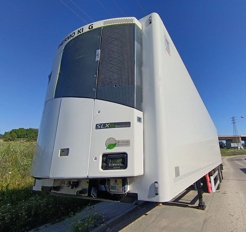 SEMIRREMOLQUE FRIGORIFICO FRC CON 2 EJES, EQUIPO DE FRIO THERMO KING SLXe, CARROCERIA SOR IBERICA, MMA 30.000 KG, CARGA UTIL 21.765 KG, SUSPENSION NEUMATICA, EQUIPADO CON EBS, INST. ELEC. BLINDADA, SISTEMA DIRECCIONAL, PROTECCION LATERAL, DEPOSITO AUXILIAR PARA EQUIPO DE FRIO. PLATAFORMA ELEVADORA DE 2.000 KG. SEMIRREMOLQUE FRIGORIFICO FRC CON 2 EJES, EQUIPO DE FRIO THERMO KING SLXe, CARROCERIA SOR IBERICA, MMA 30.000 KG, CARGA UTIL 21.765 KG, SUSPENSION NEUMATICA, EQUIPADO CON EBS, INST. ELEC. BLINDADA, SISTEMA DIRECCIONAL, PROTECCION LATERAL, DEPOSITO AUXILIAR PARA EQUIPO DE FRIO. PLATAFORMA ELEVADORA DE 2.000 KG.